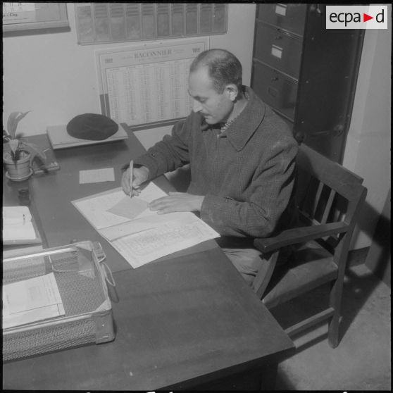 Hamma. Jardin d'Essai. Un homme travaille à son bureau.