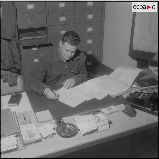 Hamma. Jardin d'Essai. Un homme travaille à son bureau.