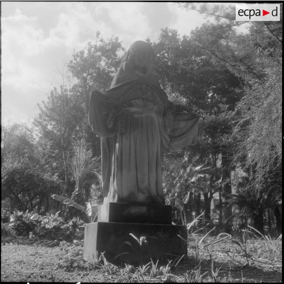 Hamma. Jardin d'Essai. Une statue.