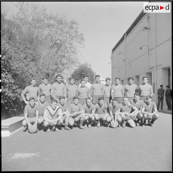 Stade municipal d'Alger. Finale des championnats interarmées de football. Les équipes.