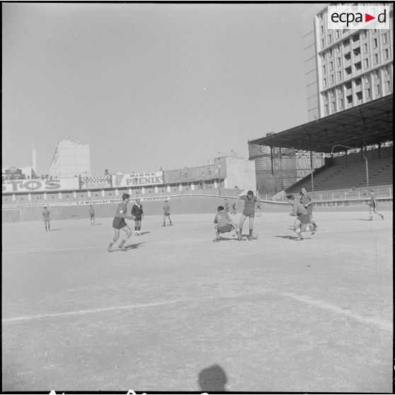Stade municipal d'Alger. Finale des championnats interarmées de football. Phase du jeu.