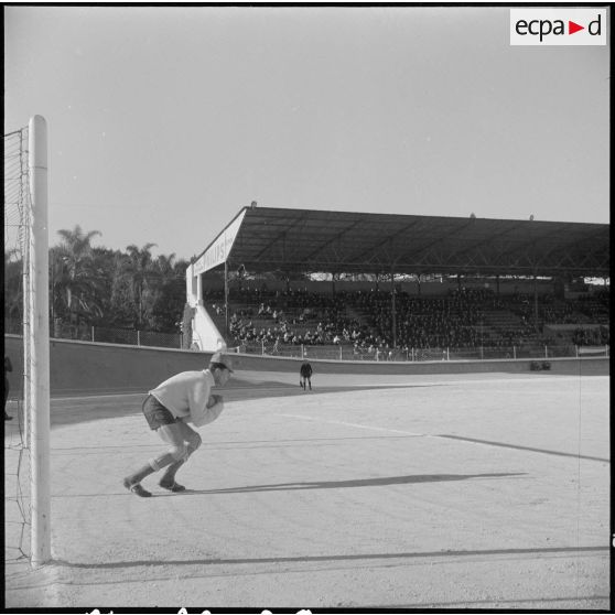 Stade municipal d'Alger. Finale des championnats interarmées de football. Phase du jeu.