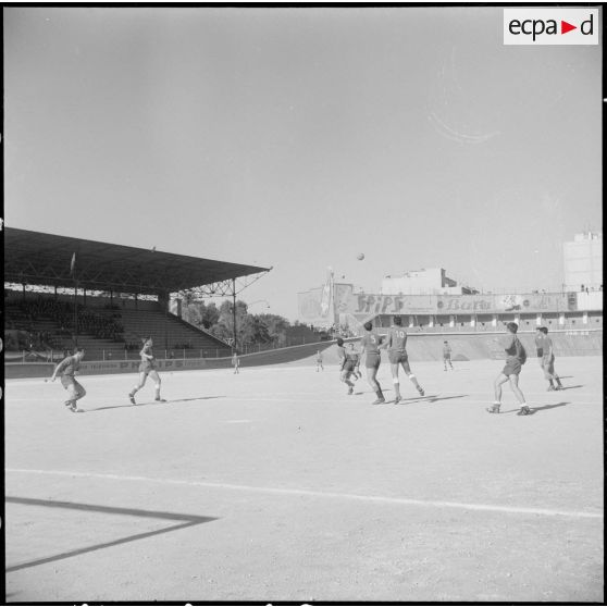 Stade municipal d'Alger. Finale des championnats interarmées de football. Phase du jeu.