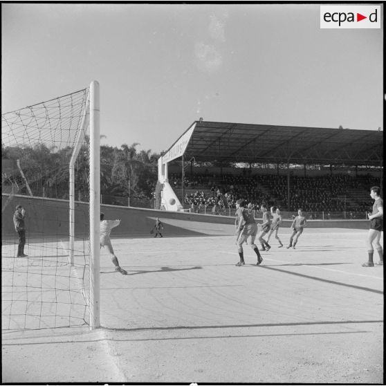 Stade municipal d'Alger. Finale des championnats interarmées de football. Phase du jeu.