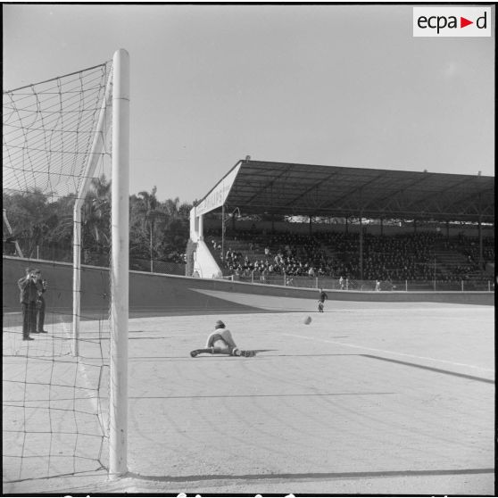 Stade municipal d'Alger. Finale des championnats interarmées de football. Phase du jeu.