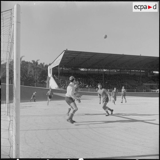 Stade municipal d'Alger. Finale des championnats interarmées de football. Phase du jeu.