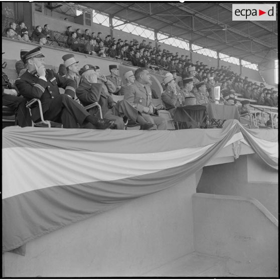 Stade municipal d'Alger. Finale des championnats interarmées de football. La tribune d'honneur, le général Rafa préside ce match.