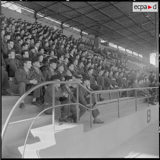 Stade municipal d'Alger. Finale des championnats interarmées de football. Les soldats spectateurs dans les tribunes.