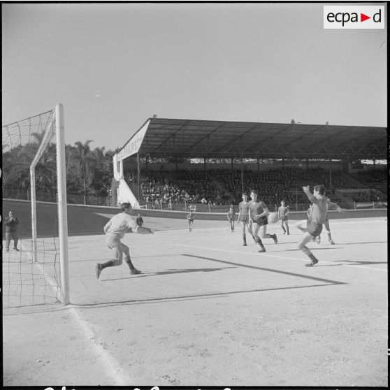 Stade municipal d'Alger. Finale des championnats interarmées de football. Phase du jeu.
