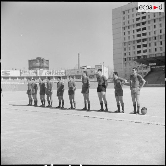 Stade municipal d'Alger. Finale des championnats interarmées de football. Une équipe.
