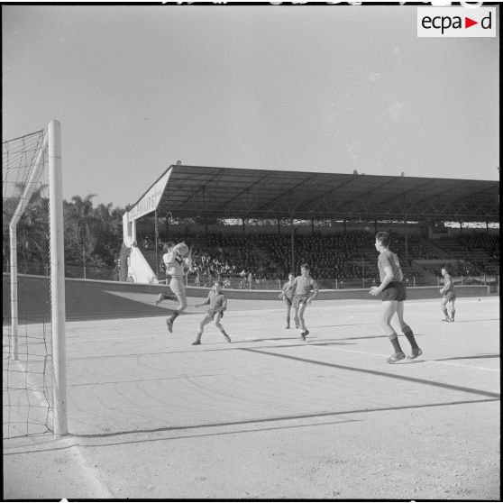 Stade municipal d'Alger. Finale des championnats interarmées de football. Phase du jeu.