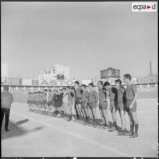 Stade municipal d'Alger. Finale des championnats interarmées de football. Les équipes attendent la remise des prix.