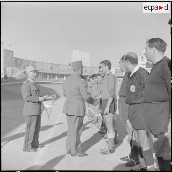 Stade municipal d'Alger. Finale des championnats interarmées de football. Le général Rafa félicite le capitaine de l'équipe gagnante du 9e régiment de zouaves (RZ).