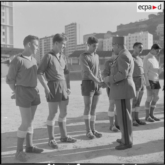 Stade municipal d'Alger. Finale des championnats interarmées de football. Le général Rafa félicite les équipes.