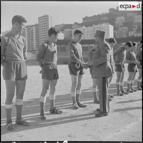 Stade municipal d'Alger. Finale des championnats interarmées de football. Le général Rafa félicite les équipes.