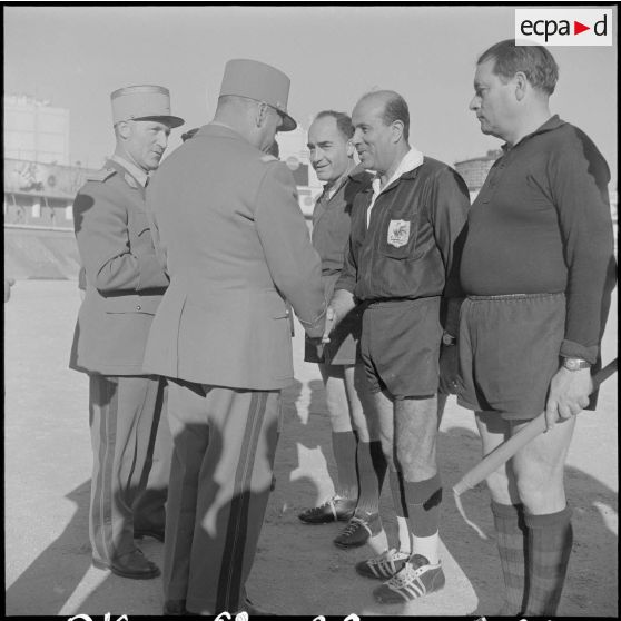 Stade municipal d'Alger. Finale des championnats interarmées de football. Le général Rafa félicite les arbitres.