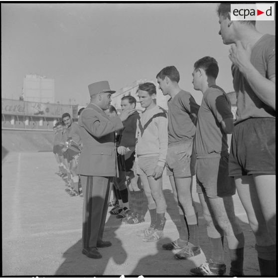 Stade municipal d'Alger. Finale des championnats interarmées de football. Le général Rafa félicite l'équipe du 2e GATAC (2e groupement aérien tactique adapté corps d'armée) d'Oran.