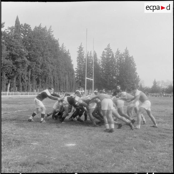 Constantine. Finale interarmées de rugby. Mêlée.