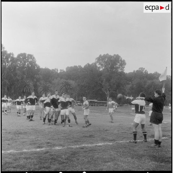 Constantine. Finale interarmées de rugby. Touche.