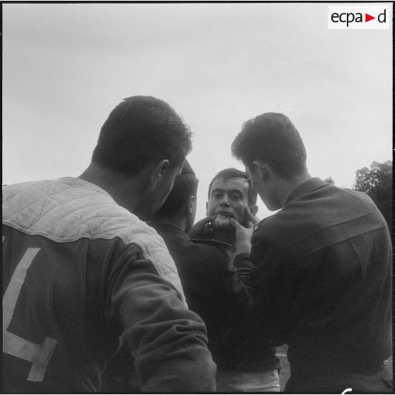 Constantine. Finale interarmées de rugby. Soins donnés à un joueur de la compagnie régionale du train n°10 (CRT n°10).