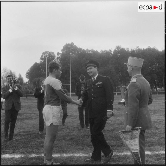 Constantine. Finale interarmées de rugby. Le général Fourquet félicite les joueurs de la compagnie régionale du train n°10 (CRT n°10).
