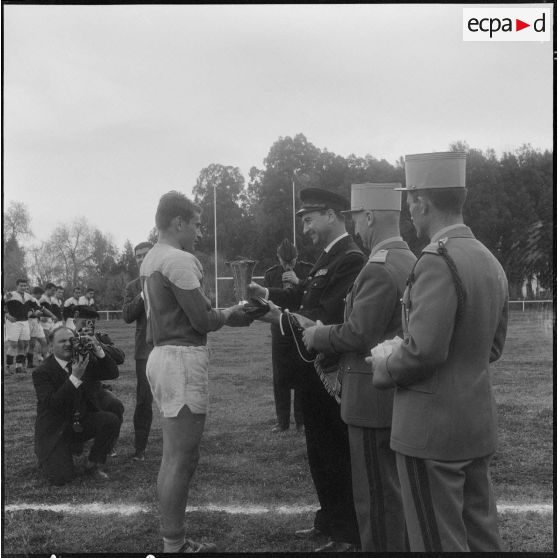 Constantine. Finale interarmées de rugby. Le général Fourquet remet la coupe à un joueur de la compagnie régionale du train n°10 (CRT n°10).