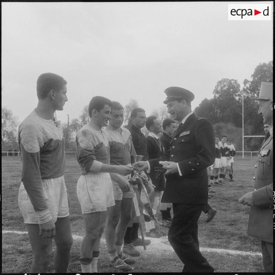 Constantine. Finale interarmées de rugby. Remise par le général Fourquet des médailles individuelles aux joueurs de la compagnie régionale du train n°10 (CRT n°10).