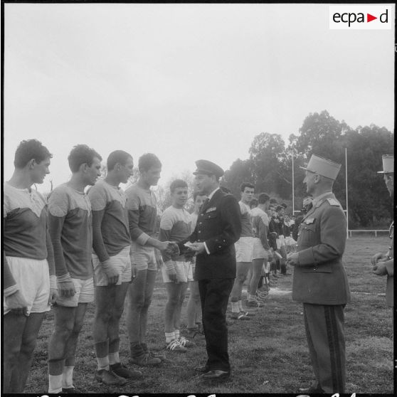 Constantine. Finale interarmées de rugby. Remise par le général Fourquet des médailles individuelles aux joueurs de la compagnie régionale du train n°10 (CRT n°10).