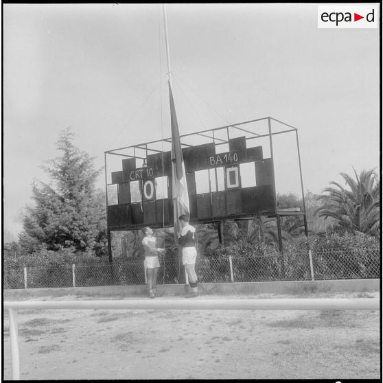 Constantine. Finale interarmées de rugby. Levée des couleurs.