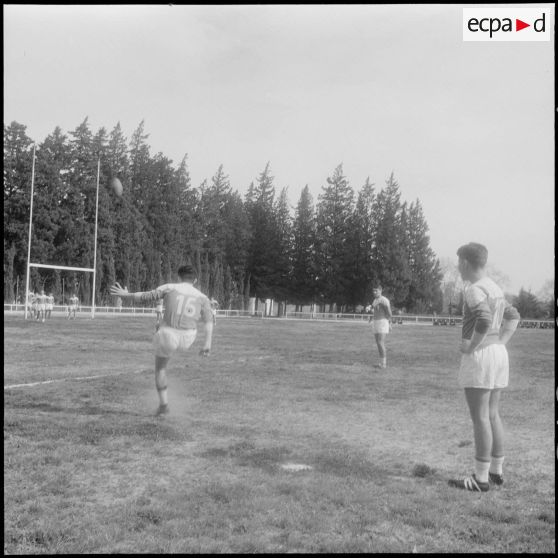 Constantine. Finale interarmées de rugby. Coup franc.