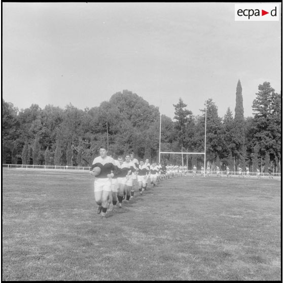 Constantine. Finale interarmées de rugby. Arrivée sur le terrain des équipes.
