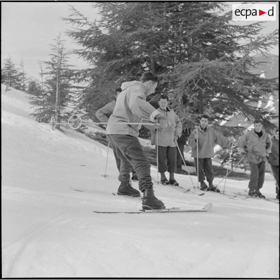 Tikdja. 22e bataillon de chasseurs alpins (BCA). Des chasseurs alpins skient dans la montagne.