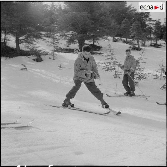 Tikdja. 22e bataillon de chasseurs alpins (BCA). Des chasseurs alpins skient dans la montagne.