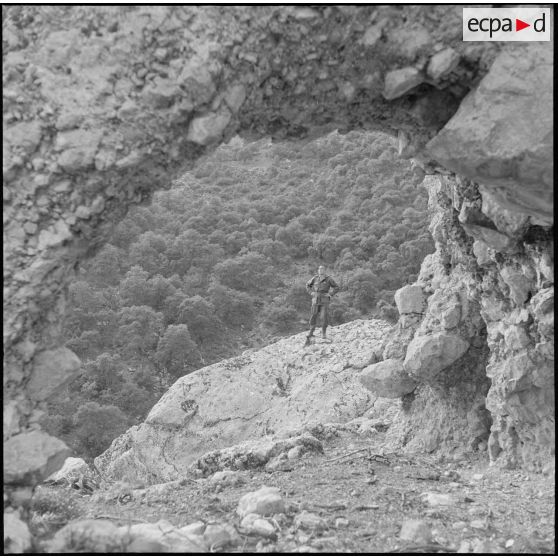 Tikdja. 22e bataillon de chasseurs alpins (BCA). Un chasseur alpin dans la montagne.