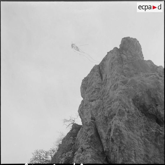 Tikdja. 22e bataillon de chasseurs alpins (BCA). Un chasseur alpin lance les cordes pour l'escalade.
