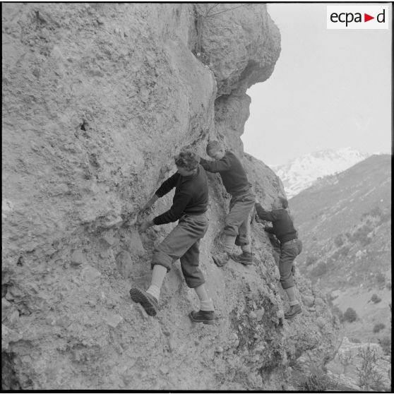 Tikdja. 22e bataillon de chasseurs alpins (BCA). Des chasseurs alpins grimpent sur une paroi rocheuse.