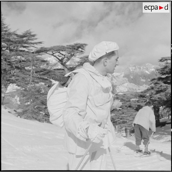 Tikdja. 22e bataillon de chasseurs alpins (BCA). Des chasseurs alpins skient dans la montagne.
