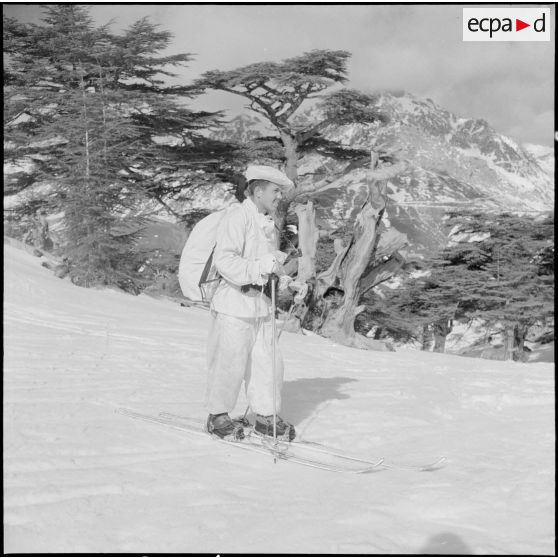 Tikdja. 22e bataillon de chasseurs alpins (BCA). Un chasseur alpin skie dans la montagne.