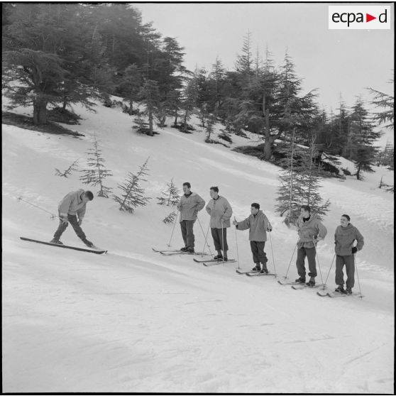 Tikdja. 22e bataillon de chasseurs alpins (BCA). Des chasseurs alpins skient dans la montagne.