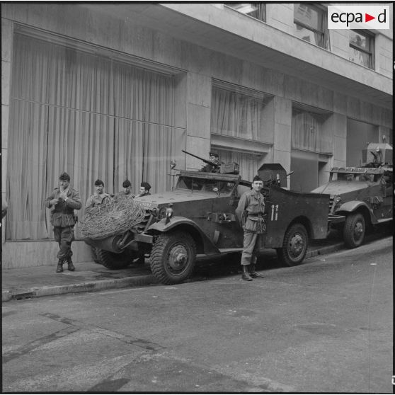 Alger. Quadrillage avant le cessez-le-feu. Des soldats dans la rue avec des blindés Scout car M3.