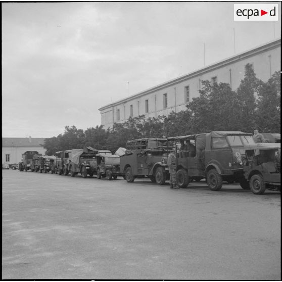 Alger. Quadrillage avant le cessez-le-feu. Des soldats à bord de camions et de jeeps.