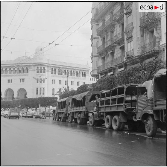 Alger. Quadrillage avant le cessez-le-feu. Des soldats en camion dans la rue Charles Péguy.
