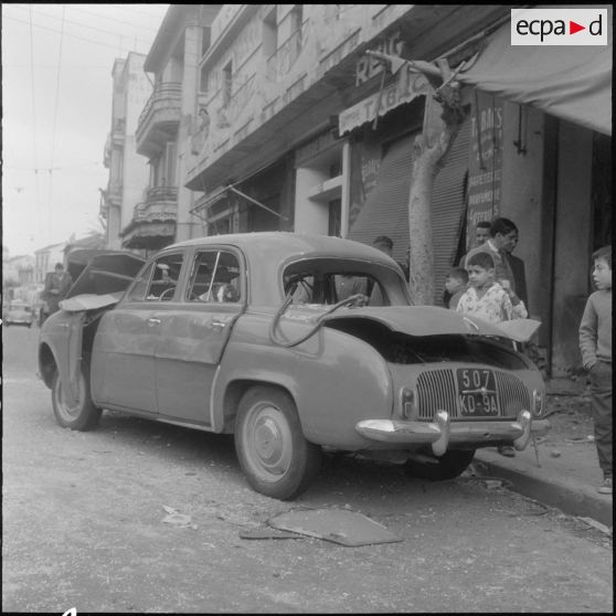 Alger. Attentats de l'Organisation armée secrète (OAS). Une voiture Dauphine de Renault a été soufflée par la puissance des explosions.