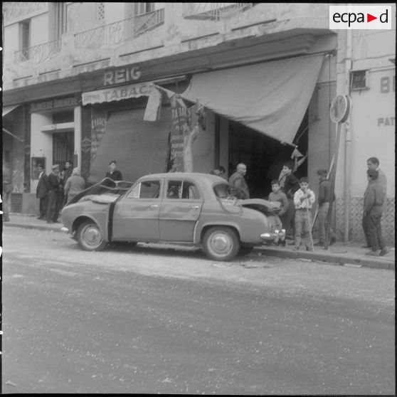 Alger. Attentats de l'Organisation armée secrète (OAS). Une voiture Dauphine de Renault a été soufflée par la puissance des explosions.