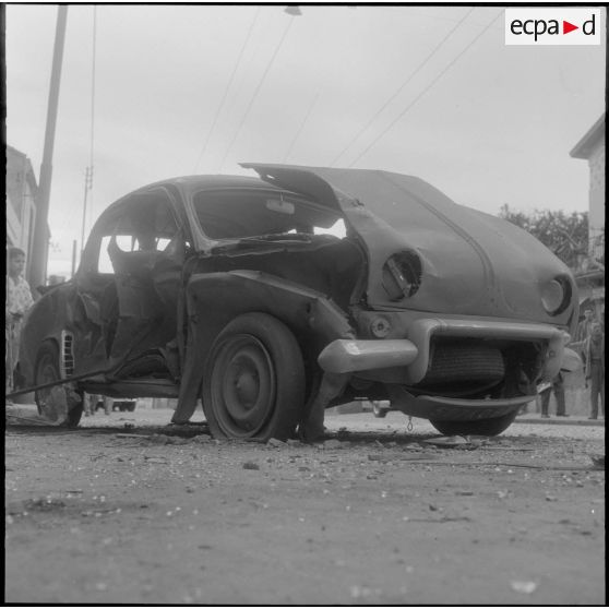 Alger. Attentats de l'Organisation armée secrète (OAS). Une voiture a été soufflée par la puissance des explosions.