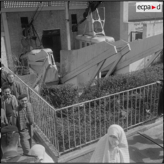 Alger. Attentats de l'Organisation armée secrète (OAS). A Belcourt, la cabine du téléphérique est allée s'écraser dans la station du bas.