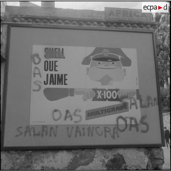 Alger. Attentats de l'Organisation armée secrète (OAS). Un panneau publicitaire a été détourné avec les slogans suivants : "OAS que j'aime, OAS Salan Vaincra, Salan OAS".