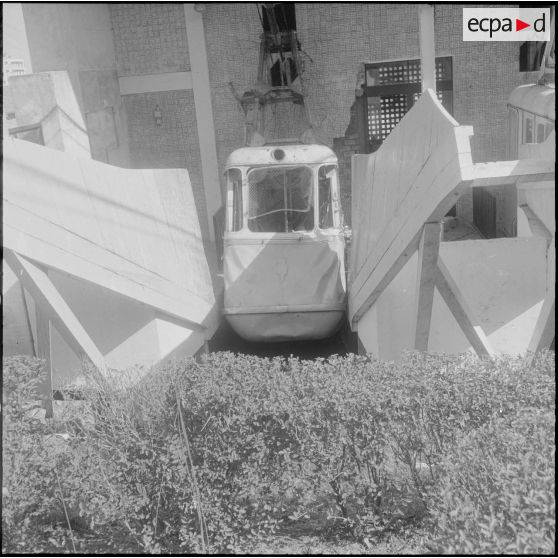 Alger. Attentats de l'Organisation armée secrète (OAS). A Belcourt, la cabine du téléphérique est allée s'écraser dans la station du bas.