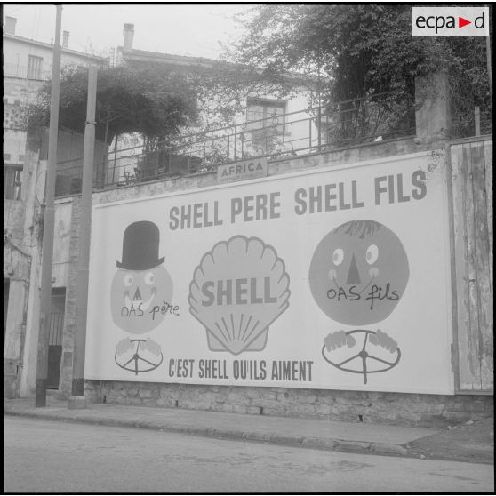 Alger. Attentats de l'Organisation armée secrète (OAS). Un panneau publicitaire a été détourné avec les slogans suivants : "OAS père, OAS fils".