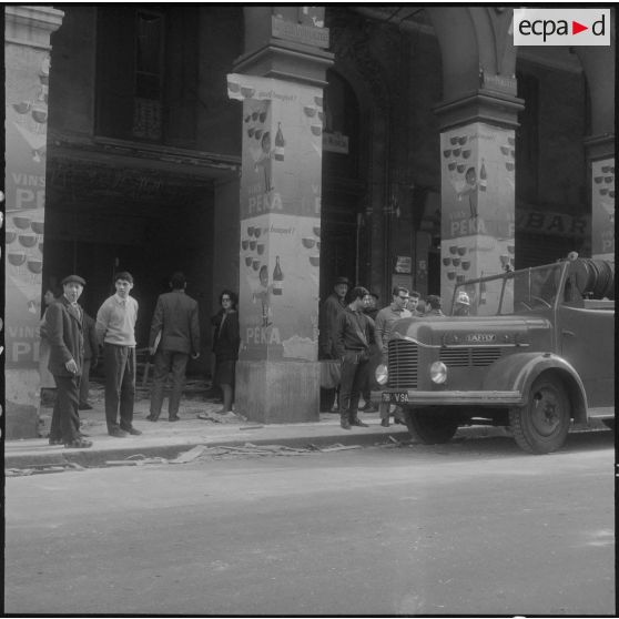 Alger. Attentats de l'Organisation armée secrète (OAS). A Bab el Oued, les pompiers se sont déplacés pour maîtriser les incendies.